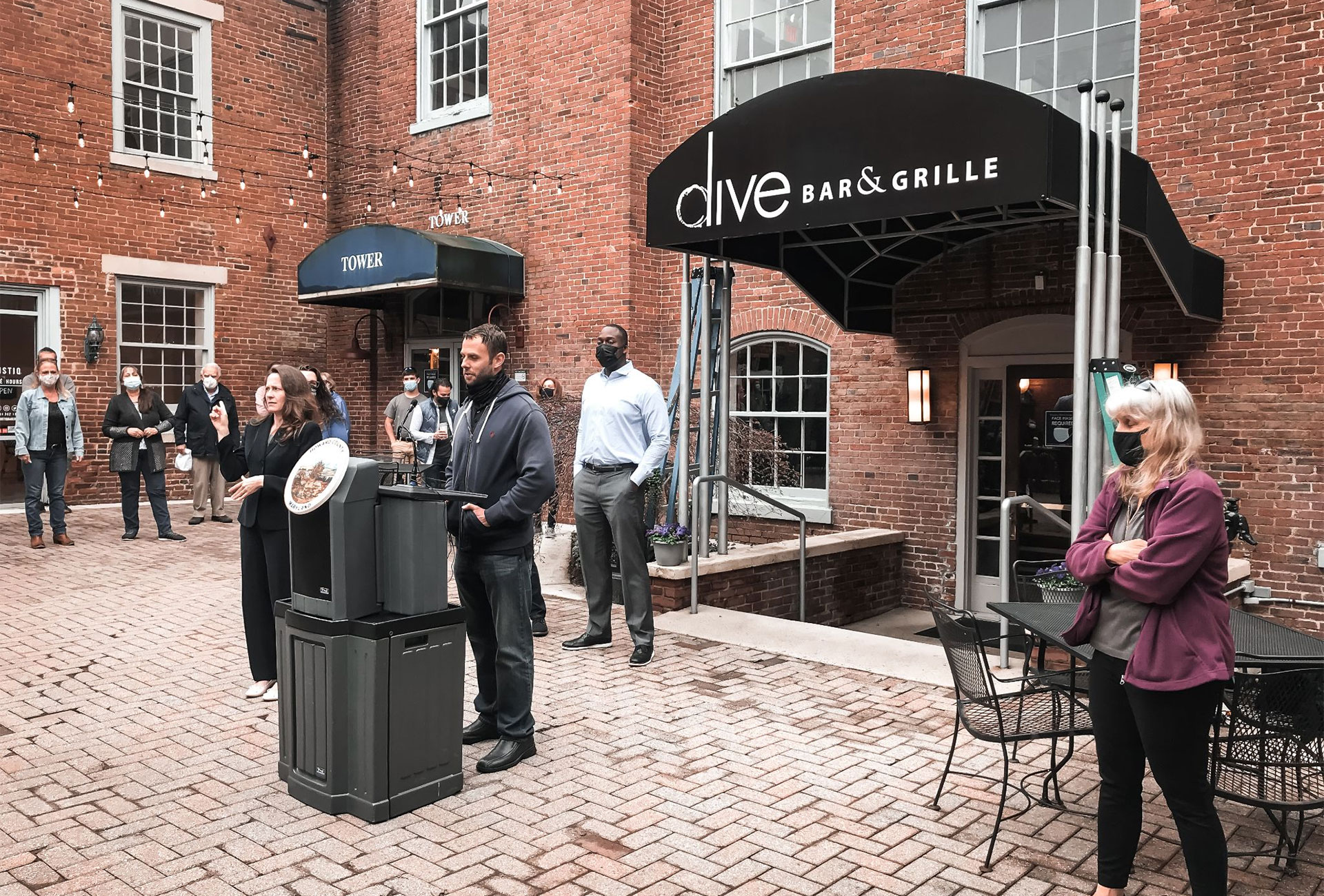 dive bar and grille kitchen hours